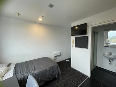 This apartment is perfectly positioned in the heart of Auckland City.
