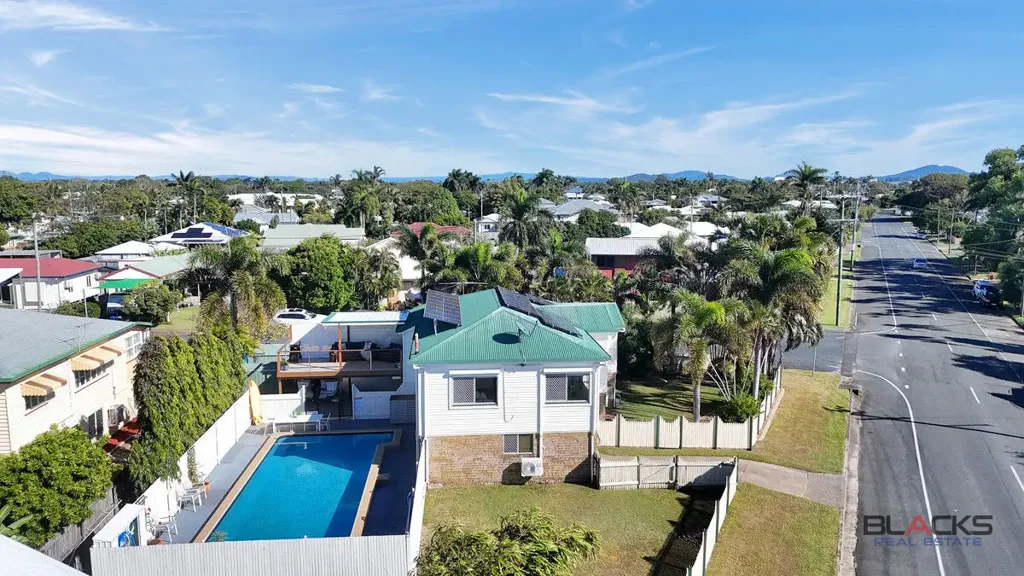 East Mackay 3Phòng ngủ Family Home with Pool – Footsteps from the Beach