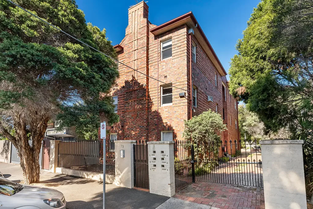 St Kilda 2房 St Kilda核心地段 顶层公寓 便捷生活 两卧宽敞 硬木地板 停车位 视野绿意盎然 The Perfect Blend of Character, Convenience & Lifestyle