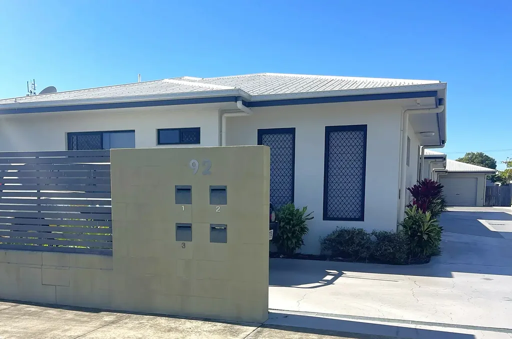 Ayr 7房  Three Unit Complex,  Offering Space, Privacy & Convenience