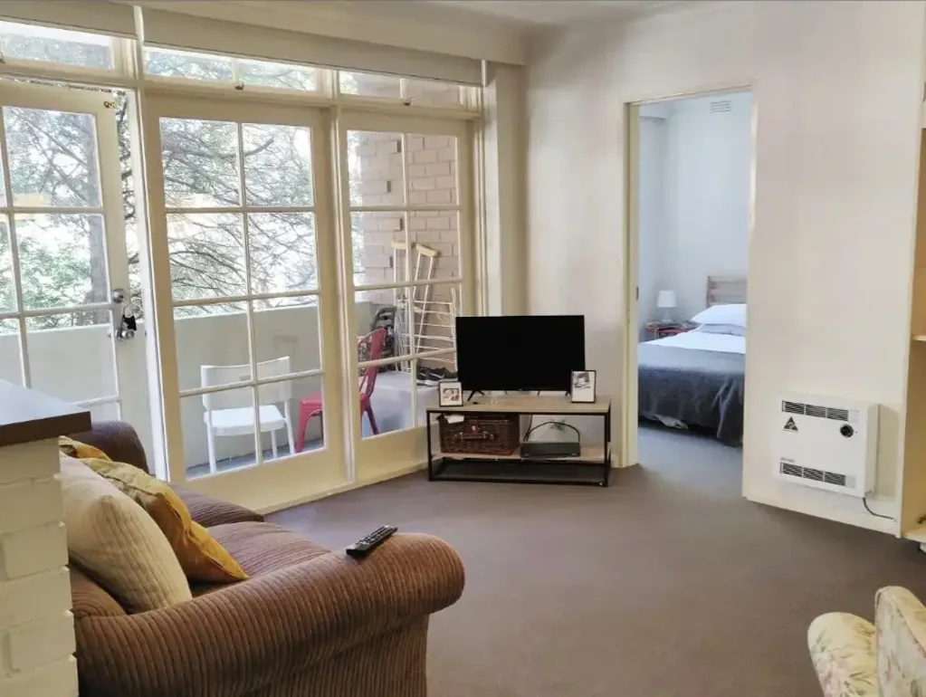 Walking distance to Chapel Street and public transport at your finger tips