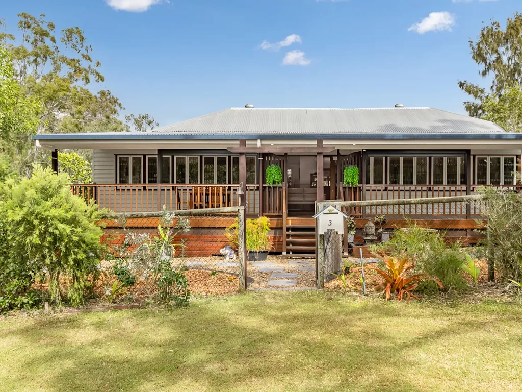 Point Vernon 3બેડરૂમ Beautifully renovated Queenslander in prime position. Opposite Paraweena Bushland Reserve and just 150 metres to Sunset beach.