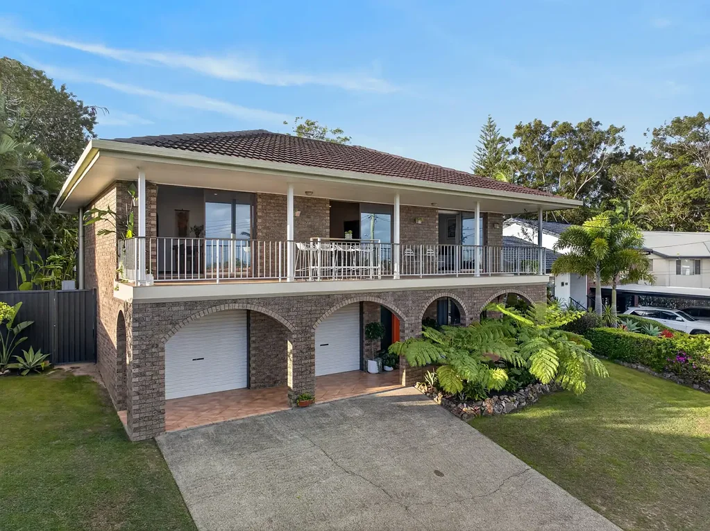 Southport 4Kwarto Spacious Double Brick Home With Large Yard & Skyline Views