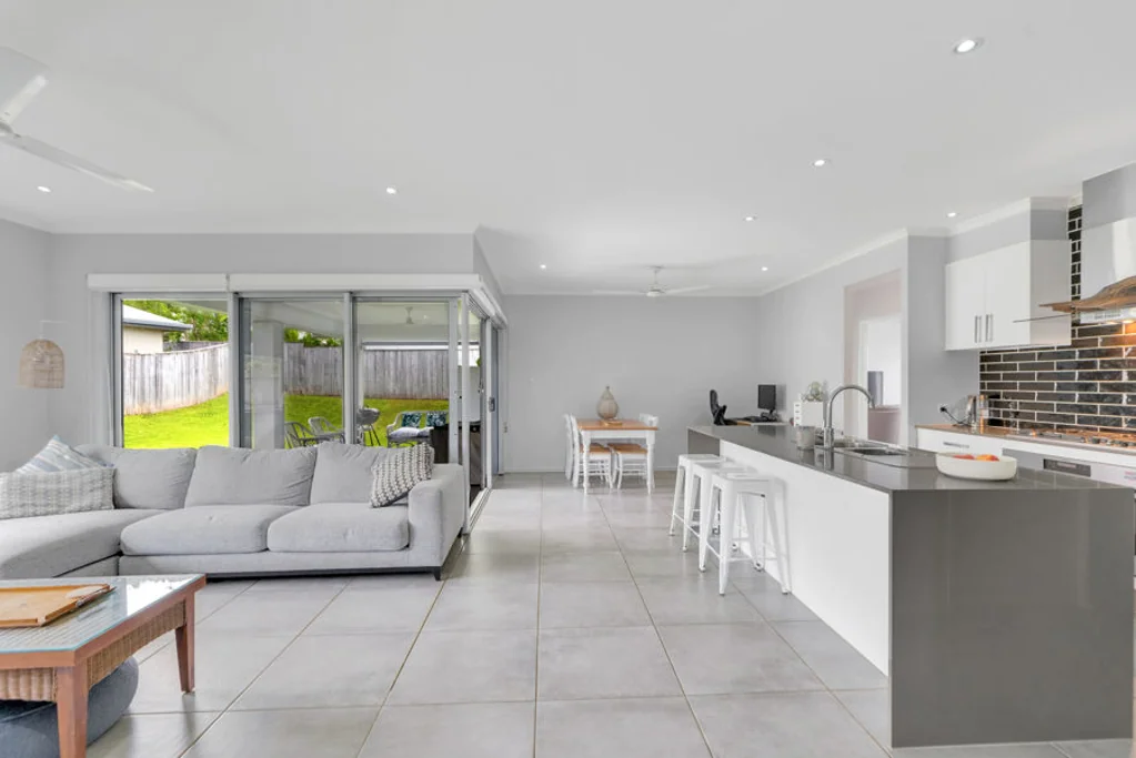 Smithfield 4બેડરૂમ Rarely Found Executive Home with Huge Side Access