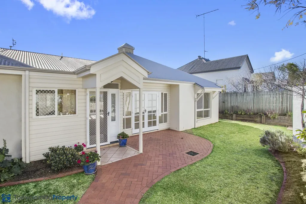Beautifully located & Immaculately presented! located in prime East Toowoomba.
