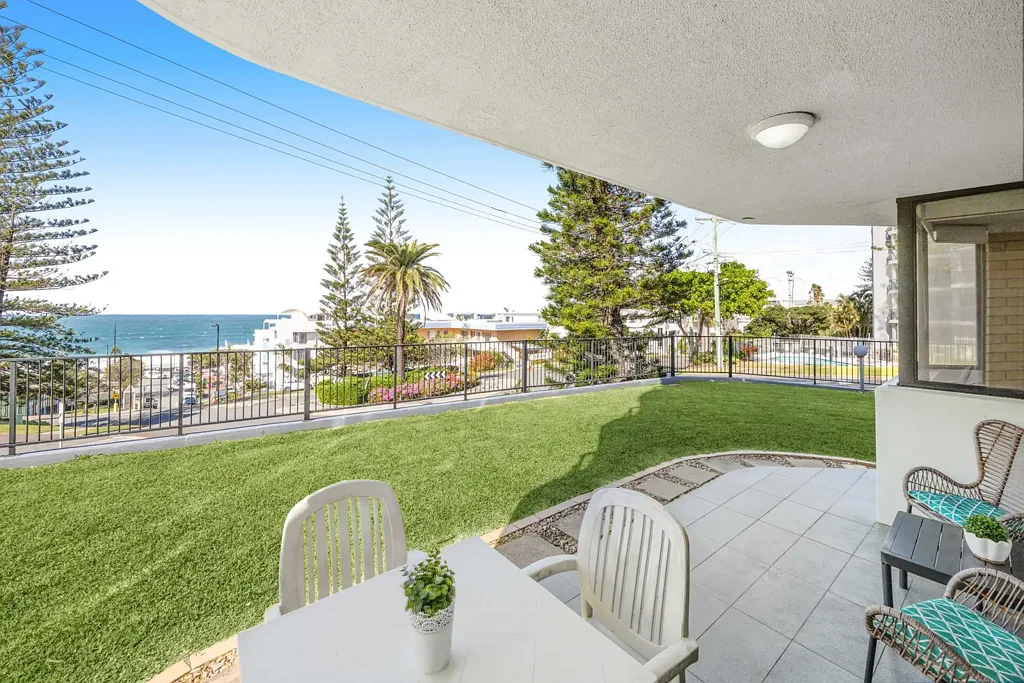 Kings Beach 2房  Beachfront Apartment with Sweeping Ocean Views & Expansive Garden Area