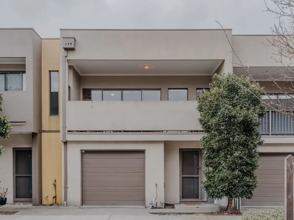 Cranbourne North 2ਬੈੱਡਰੂਮ Contemporary Townhouse Living with a Spacious Balcony in Prime Cranbourne North.