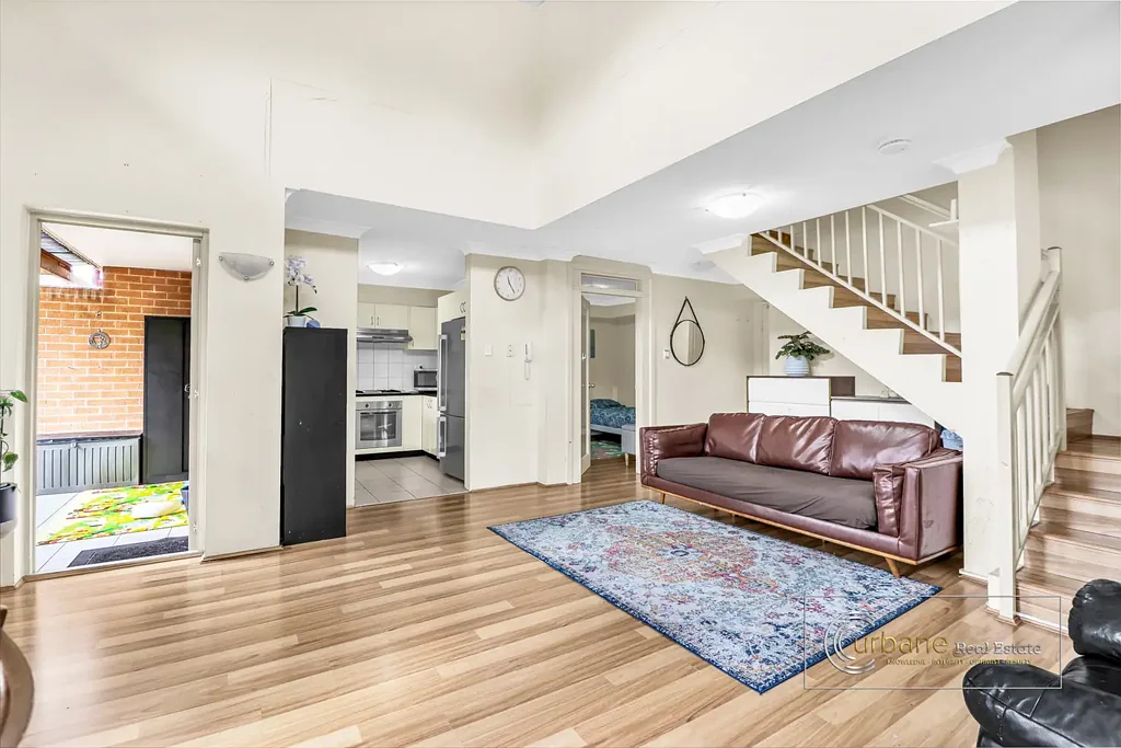 Top floor Penthouse Style Apartment + 5 min walk to station and school + 2 Balconies
