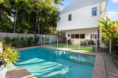 Woody Point 5 Bedroom Spacious Family Living with Poolside Entertaining Near the Waterfront