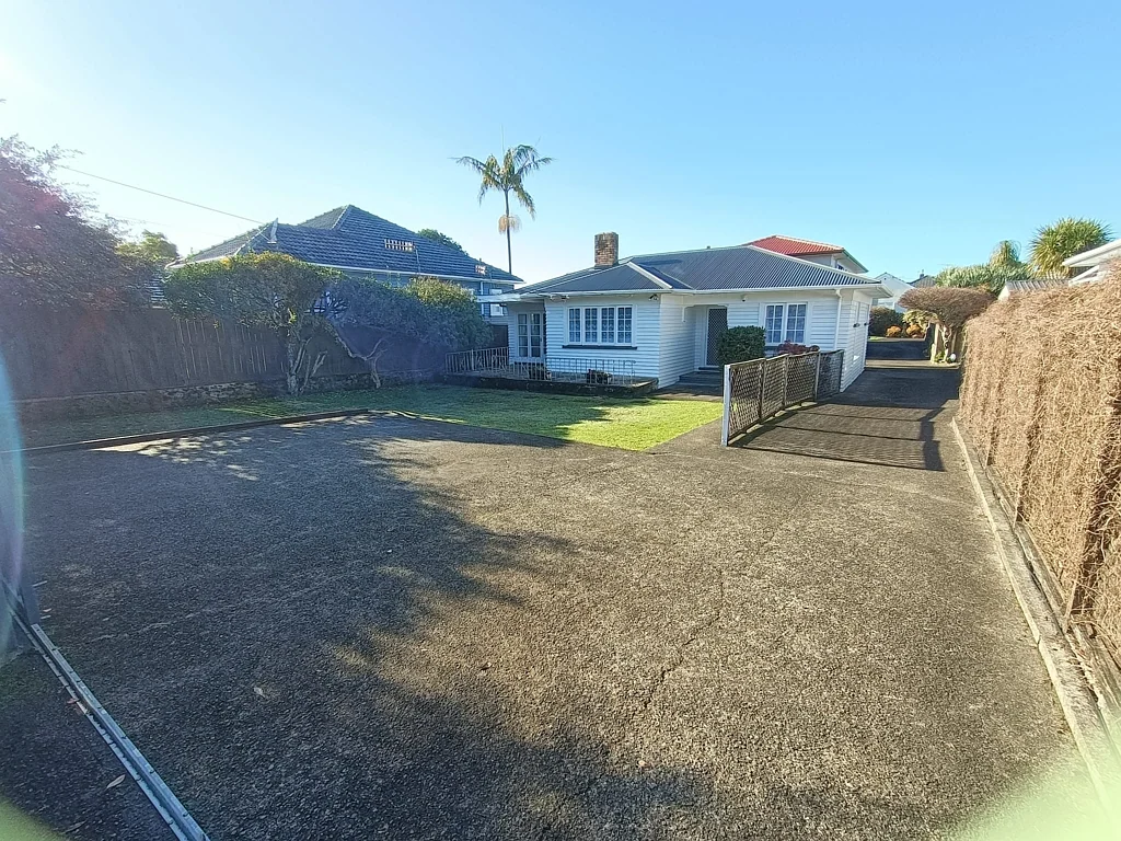 2-BEDROOM BUNGALOW IN Ellerslie