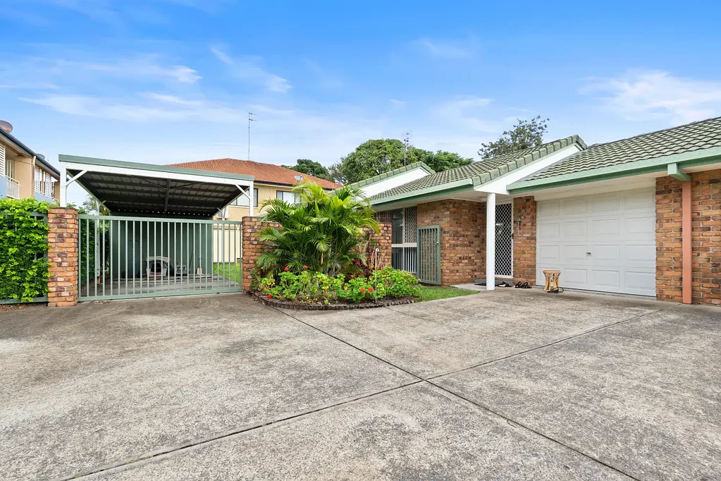 Labrador 2房  Single Level Villa -  block of 3 end property