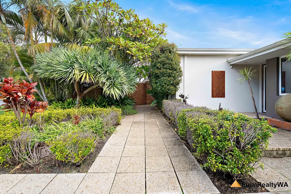Willetton 4房  PARK FRONT GORGEROUS FAMILY HOME IN HEART OF WILLETTON