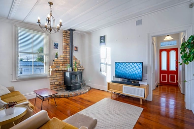 Famous Wisteria Cottage Featured on the TV Sho...