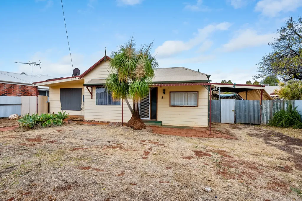 West Lamington 3 Bedroom Spacious Living on 1012m2 Block