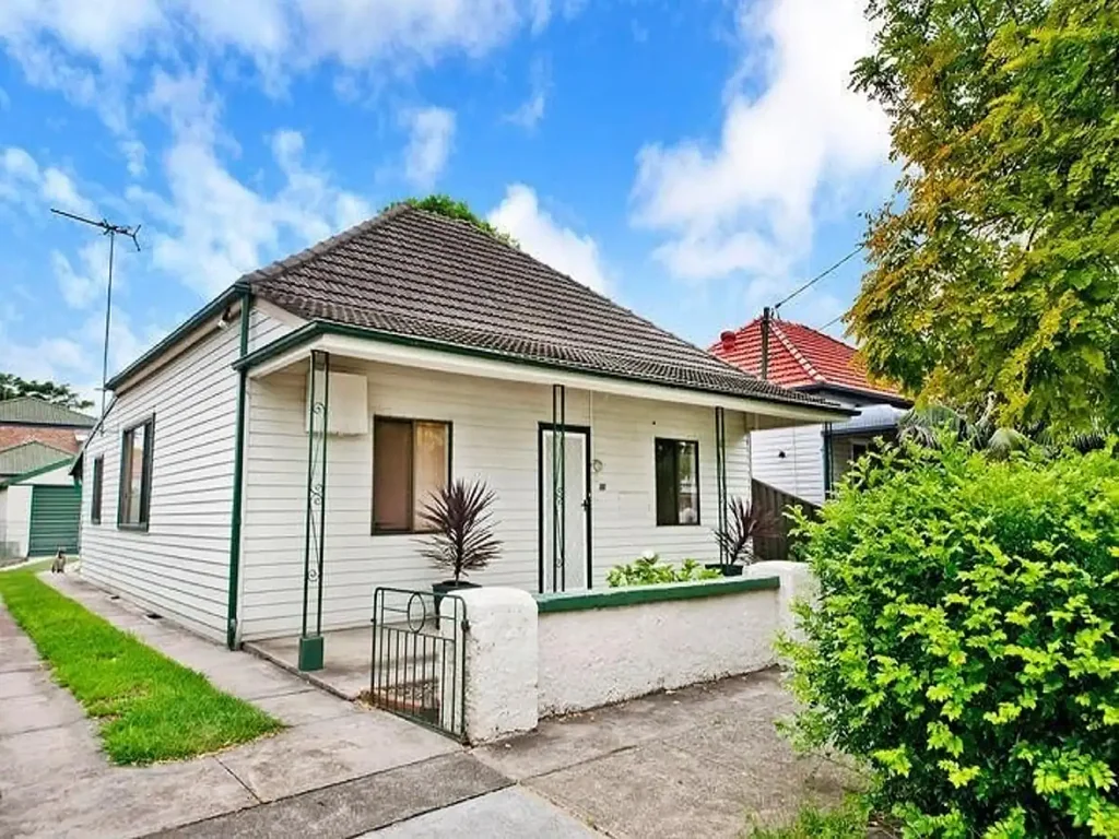 Freestanding character home in central location