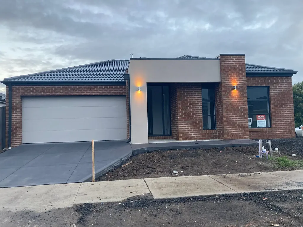 Stunning Family Home ! ( HUGE ELECTRICITY SAVINGS )