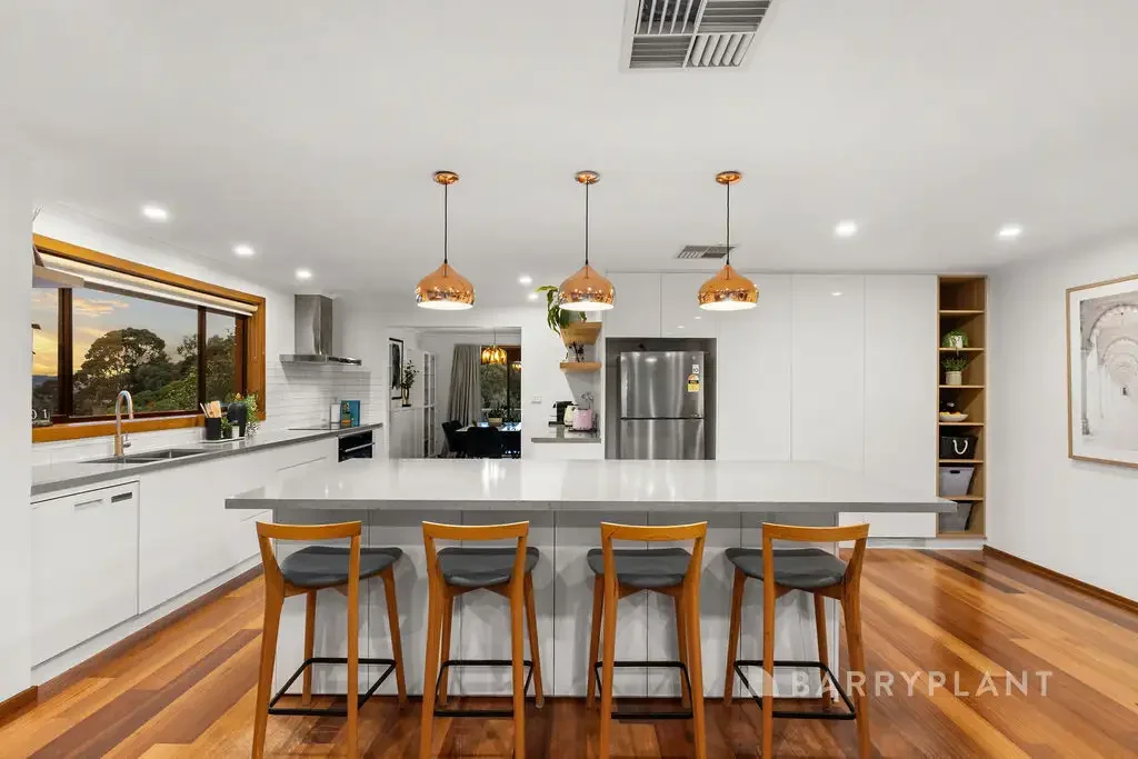 Wheelers Hill 4બેડરૂમ Elevated Family Living with Dandenong Ranges Views!