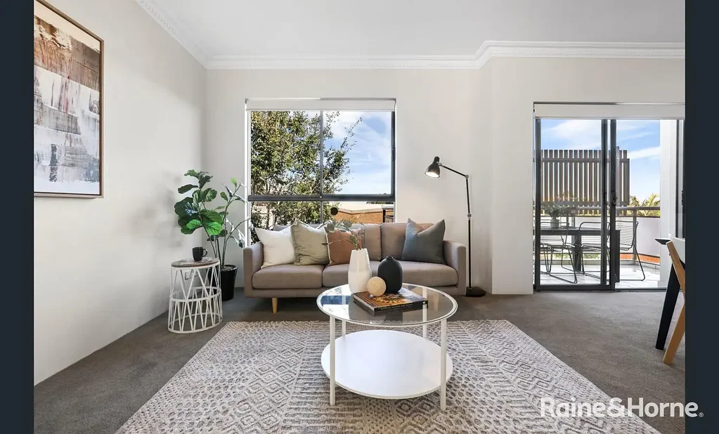 PERFECTLY LOCATED CONTEMPORARY TOP FLOOR APARTMENT