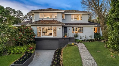Mount Waverley 5房 高地家庭住宅,尽享高尔夫球场与城市景观 Elevated Family Living with Golf Course & City Views