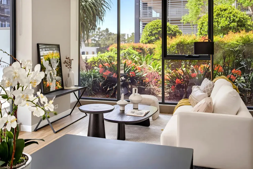 Mascot 3Phòng ngủ Oversized three-bedroom residence in Mascot Central with expansive balcony and double parking