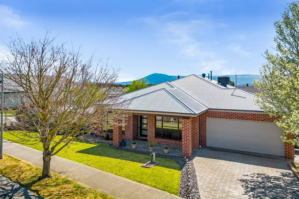 New Gisborne 4બેડરૂમ SUSTAINABLE FAMILY LIVING IN A FANTASTIC NEW GISBORNE LOCATION