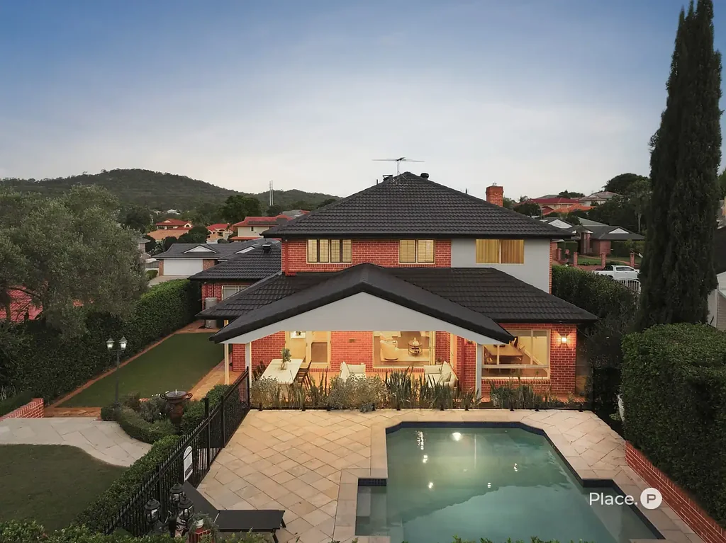 Carindale 5Kwarto An Exquisite Carindale Home in a Coveted Family Enclave