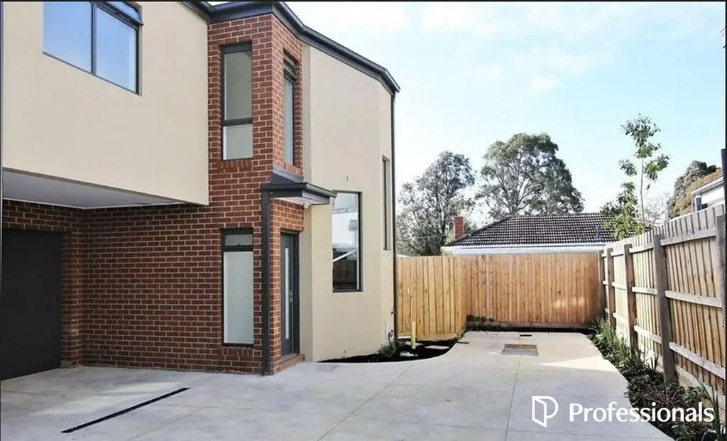 Modern Townhouse in Central Noble Park - Walk to Station!