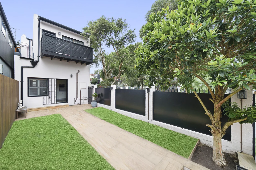 Bondi Junction 4房 显要转角位置 精美翻新 高挑天花板 灵活布局 多个起居区 CaesarStone厨房 Smeg电器 砂岩庭院 便利生活 安全系统 锁车库 侧面通道 Freestanding Landmark c1890 Family Home in the Heart of Bondi Junction