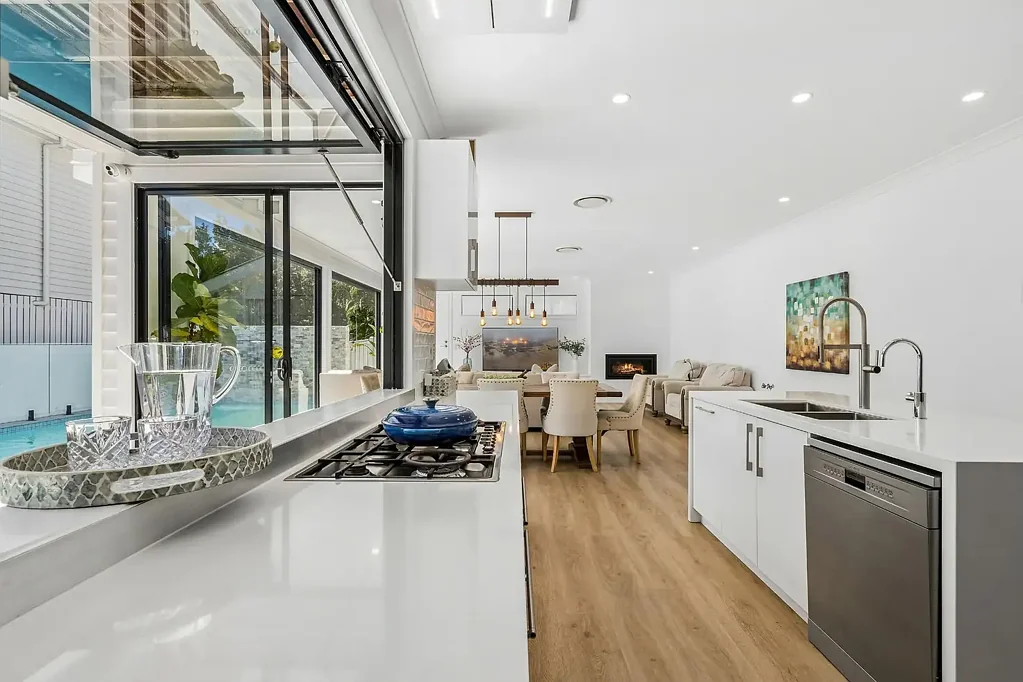 Graceville 5ਬੈੱਡਰੂਮ CHARACTER CHARM COMBINED WITH MODERN LUXURY IN THE HEART OF GRACEVILLE