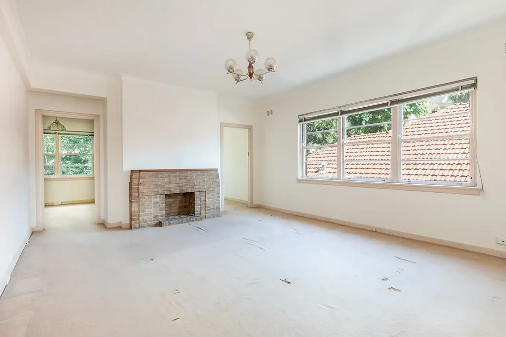 Elizabeth Bay 2房 艺术装饰地标 三楼宁静位置 树叶景观环绕 镶板门厅优雅 宽敞起居空间 原始细节保留 Harbour-side近邻 步行繁华街区 Blank Canvas Harbourside Art Deco Apartment in Caversham Court