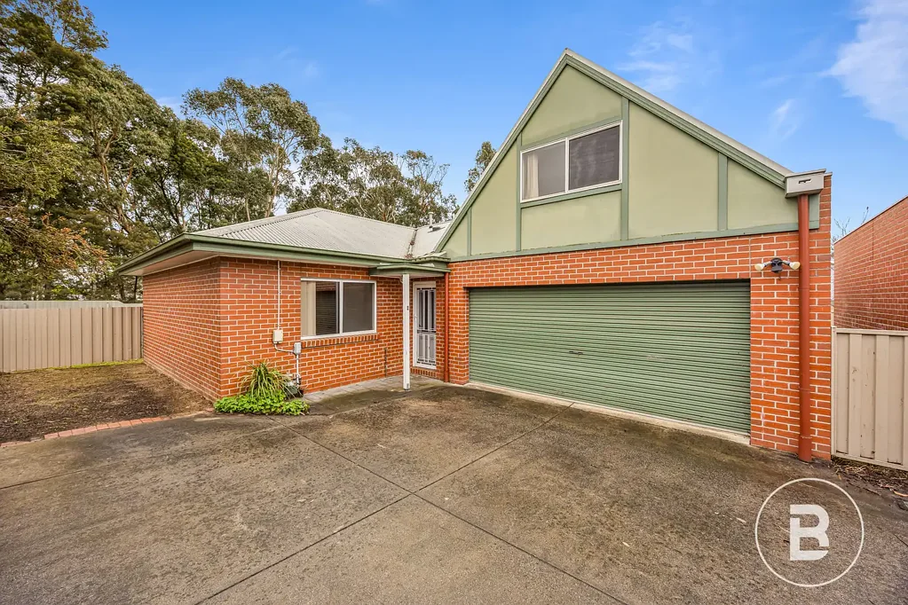WELL PRESENTED FOUR BEDROOM TOWNHOUSE IN BALLARAT EAST