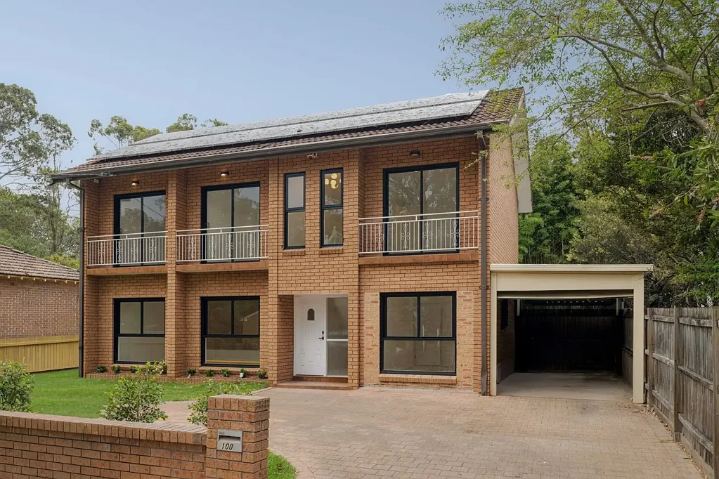 Burwood 4房 林荫街道珍品 现代翻新装修 石材台面厨房 四卧带套间 便捷交通生活 Beautifully Renovated Residence Offering Luxury and Lifestyle in High Growth Zone