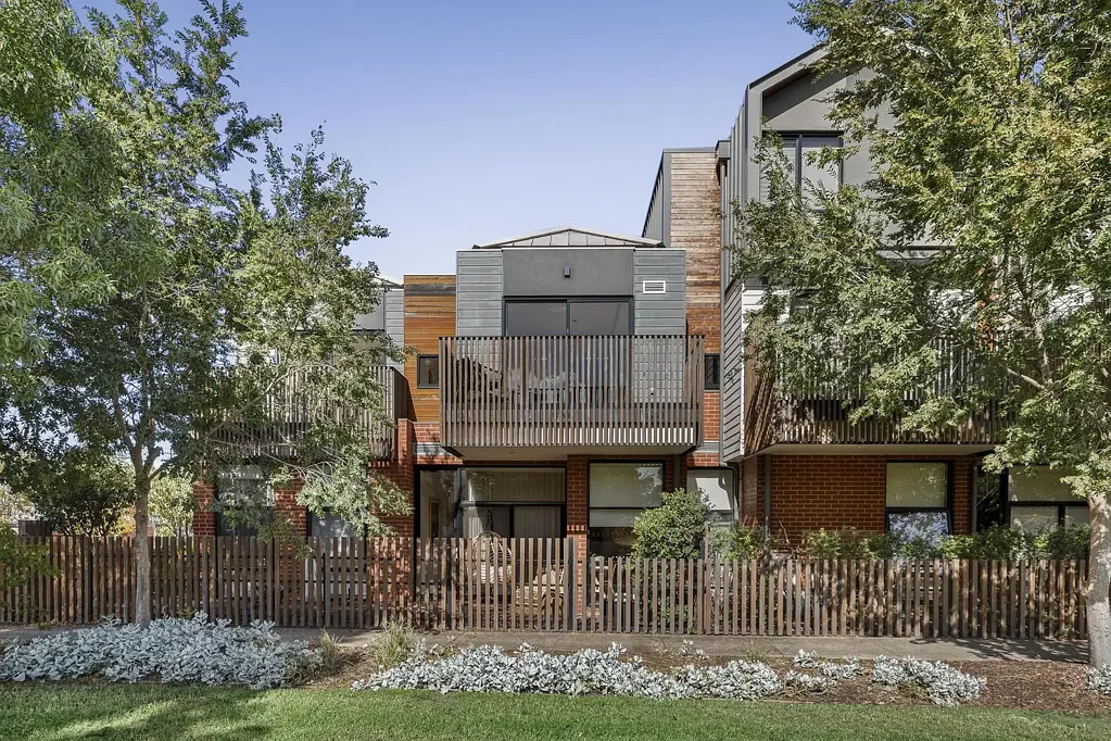 Newport 2ห้องนอน Light-Filled Living with Park & City Views