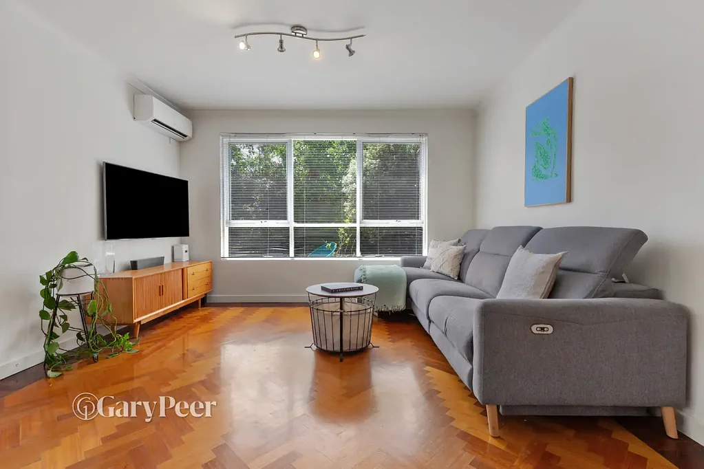 Carnegie 2房 宽敞两卧  现代厨房  超大庭院  私密精品楼  地段优越  低维护生活 Courtyard oasis, just steps from Koornang Road