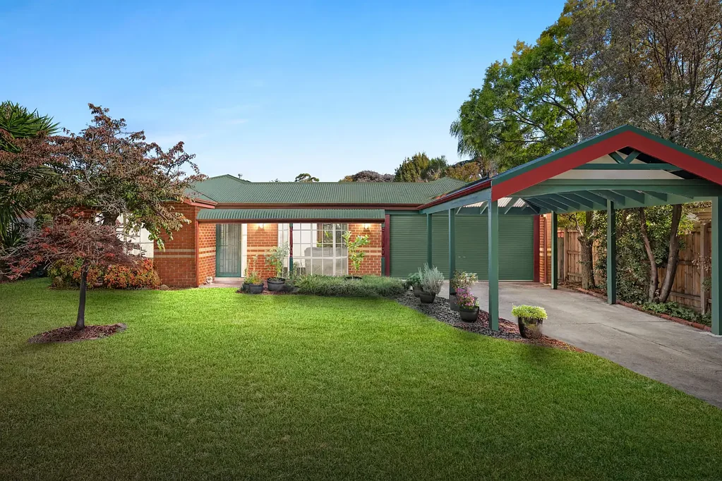 4 Hyde Park Walk, Mooroolbark, VIC 3138