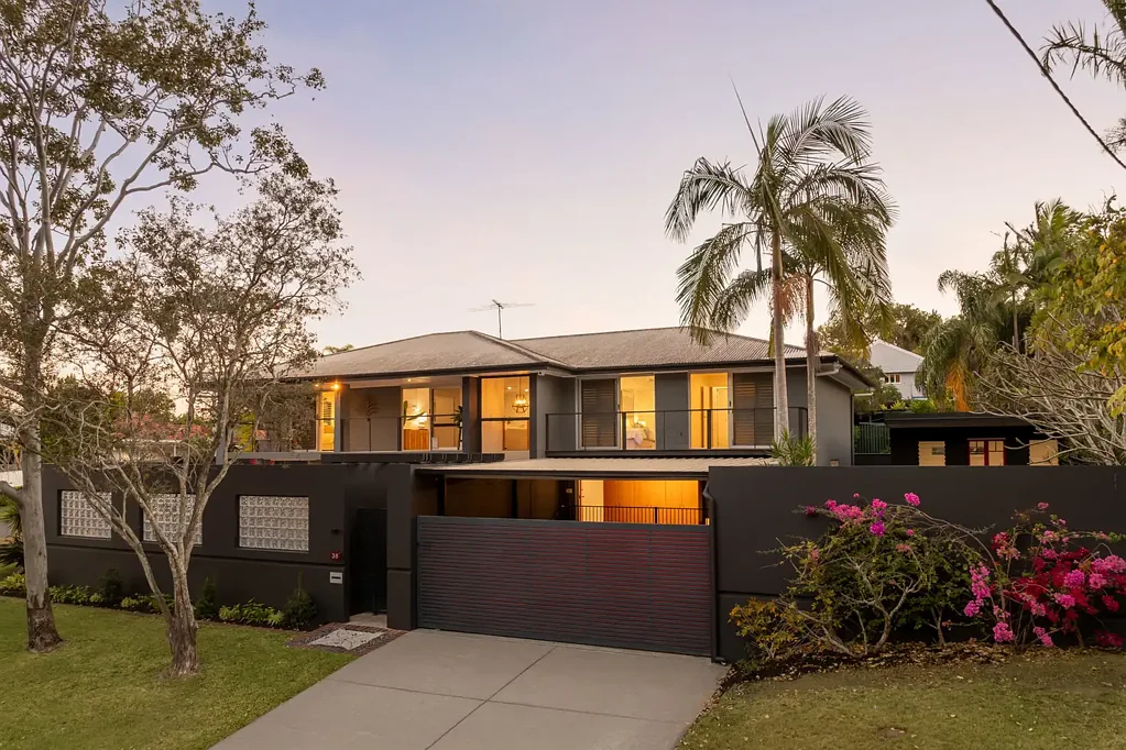 Chapel Hill 5Moenga Architectural Entertainer with Dual Living Potential