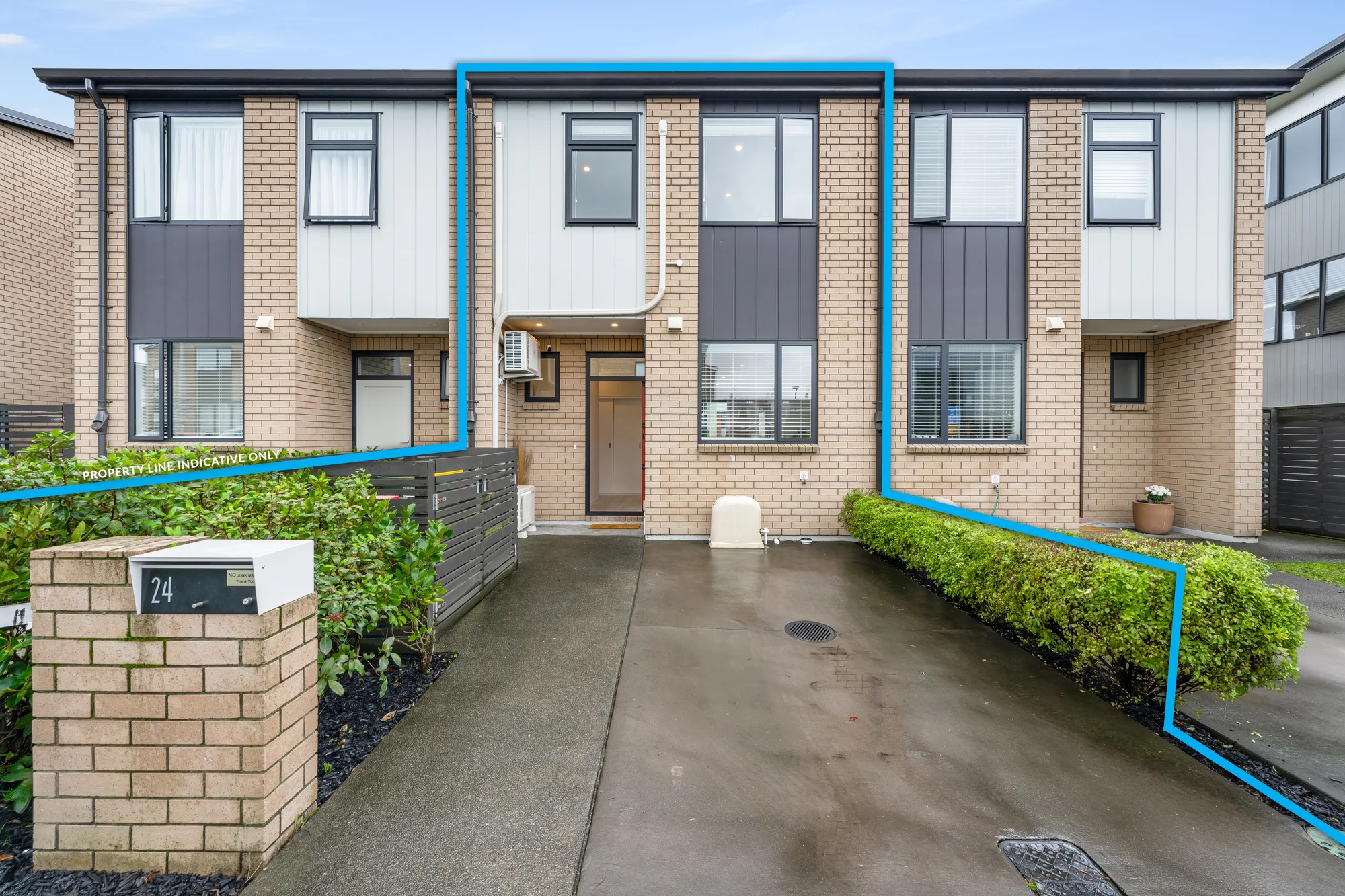 Hobsonville 3Phòng ngủ 3 bed, 1.5 bath, huge deck + car park = $799K!