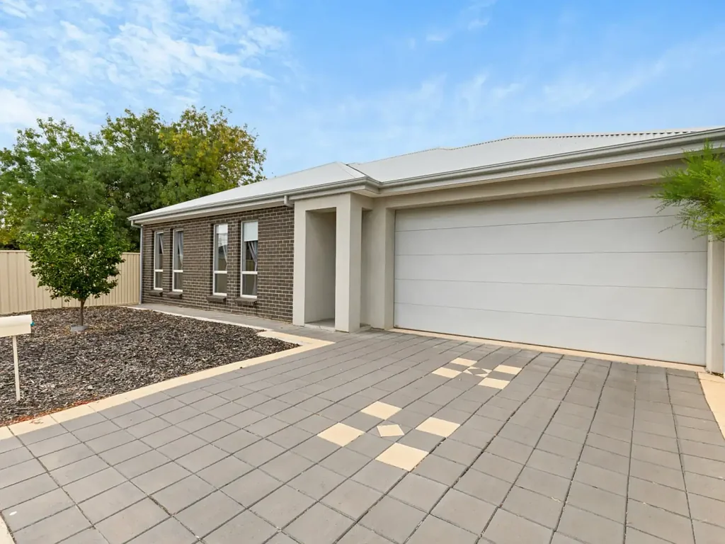 One storey home with DOUBLE GARAGE - modern and low maintenance