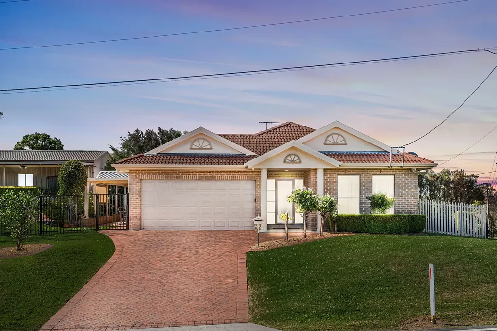 Horsley Park 4房 广阔地块 2270平米 罕见Beechwood构造 四卧主卧套 宽敞厨房食品储藏 高处角落位置 成熟花园环绕 宁静乡村魅力 Rare Offering of 18 Year Old Home on Half an Acre in Horsley Park