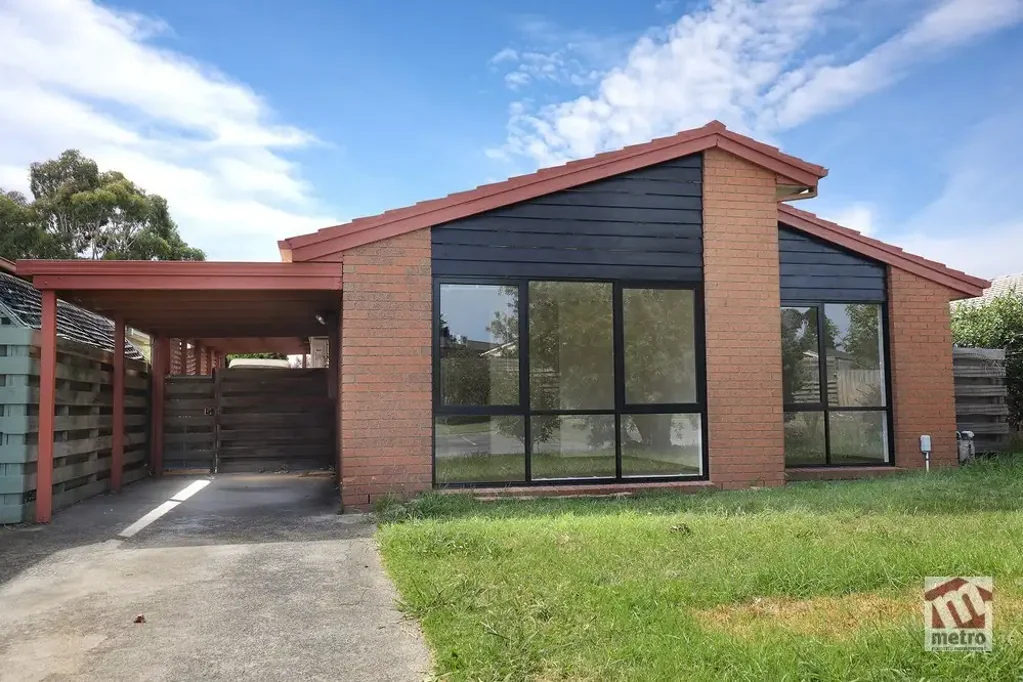 ACCESS TO COMMUNAL POOL & TENNIS COURT!