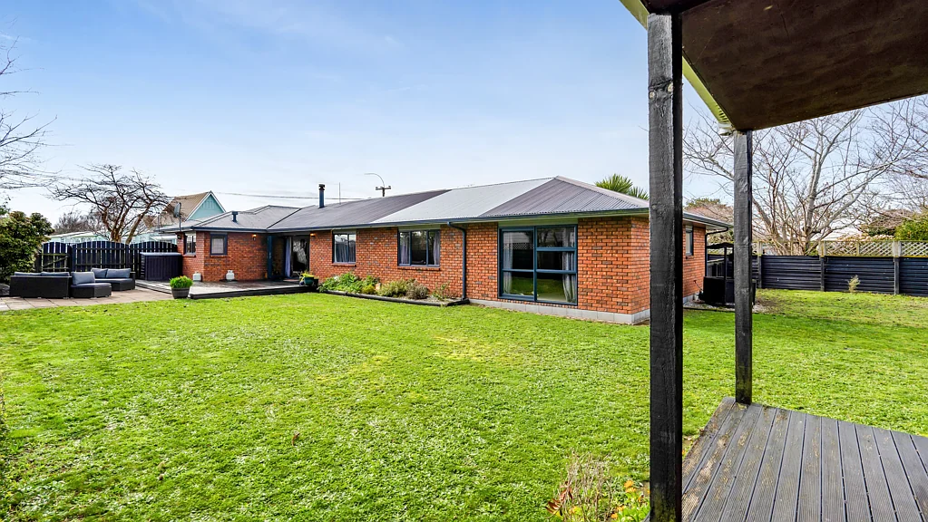 Normanby 5部屋 Five-bedroom, two-bathroom brick home