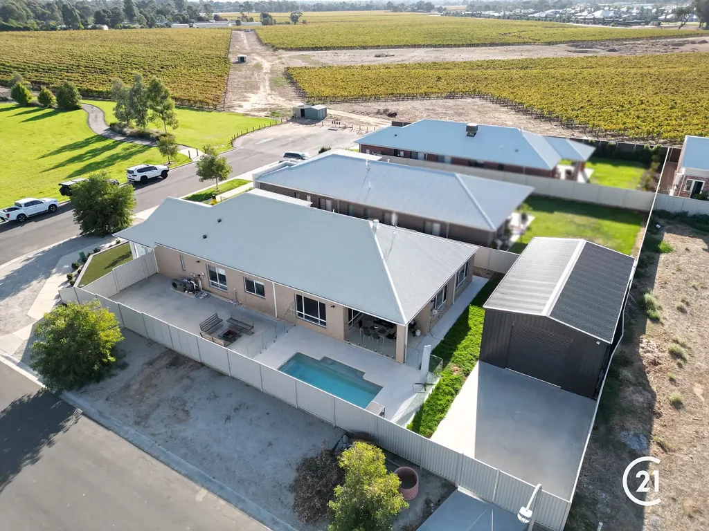 Moama 4房  Sophisticated Entertainer with Resort Pool & Impressive Shed!