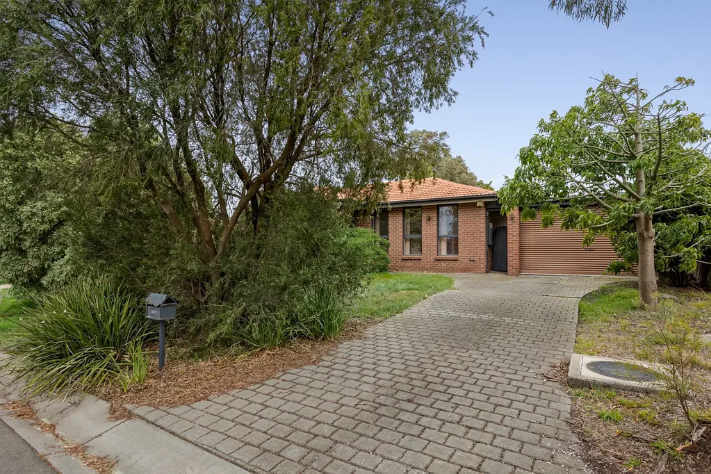 Sunbury 3 Bedroom The Home With Good Bones!  - 755sqm ( approx )