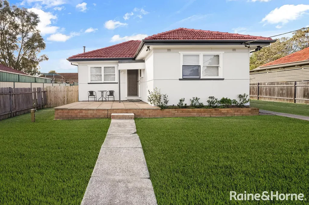 WELL MAINTAINED 2 BEDROOM HOME IN A PRIME LOCATION!!!