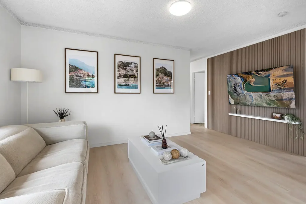 JUST A FEW STEPS TO THE BEACH...