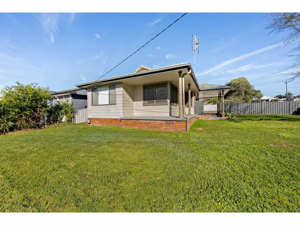 INCLUDED LAWN MAINTENANCE AIR-CONDITIONED FAMILY HOME CLOSE TO SCHOOLS AND PARKS