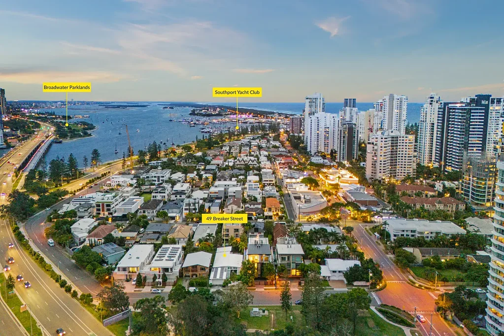 Main Beach 4房  A Rare Main Beach Opportunity - Spacious Coastal Living Opposite Parkland