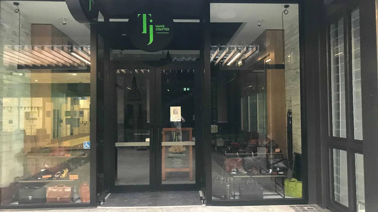 东区珠宝店遭持枪抢劫！不法分子骑“小绵羊”逃逸
