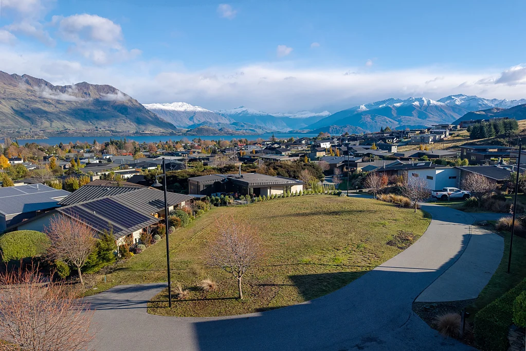 Wanaka Lake views on Karearea Rise