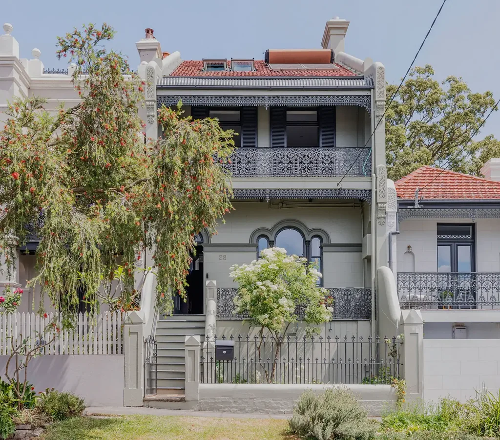 Annandale 4房 宏伟联排别墅 202平米地块 城市天际线景观 维多利亚细节更新 多个生活空间 新浴室洗衣房 上层阳光甲板 Oversized landmark terrace, city skyline views & grandeur